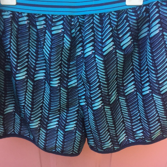 Under Armor running shorts Large - Picture 3 of 4